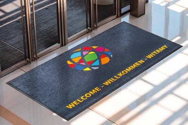 Logoclean: Les tapis de propreté LOGOCLEAN imprimés avec votre logo gardent les espaces intérieurs propres et attirent l'attention sur votre entreprise.