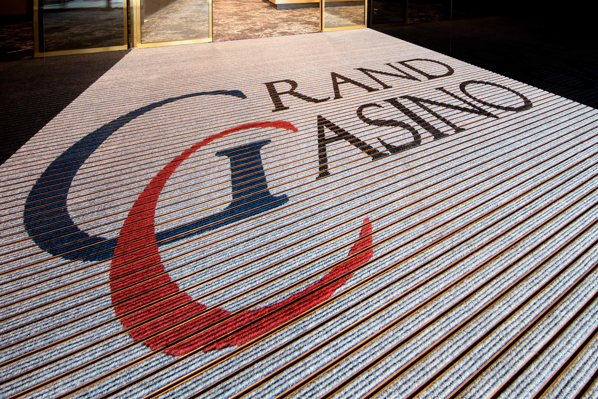 Les tapis d'entrée à structure aluminium avec une incrustation de texte et avec un large choix de coloris.
