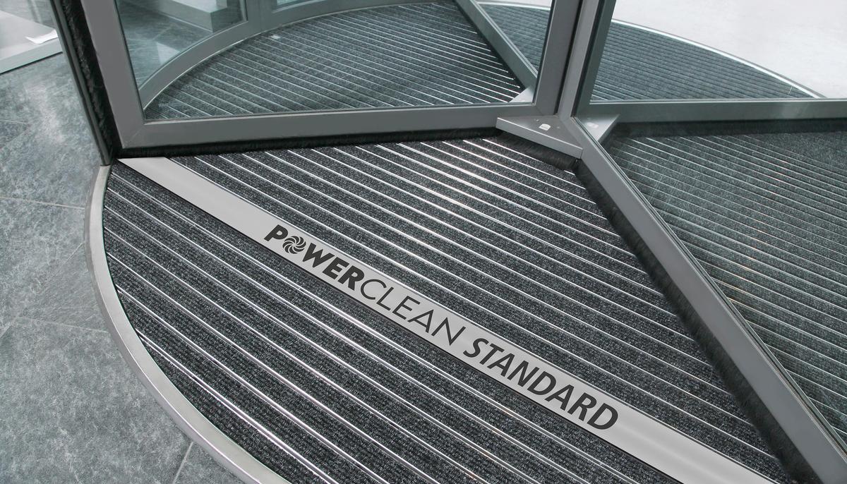 Powerclean Standard : tapis d'entrée fabriqués à partir de matériaux innovants à des prix abordables: Grâce à leurs matériaux innovants et durables, les tapis d'entrée POWERCLEAN Standard, proposés à des prix abordables, offrent une grande efficacité de nettoyage pour les petits budgets.
