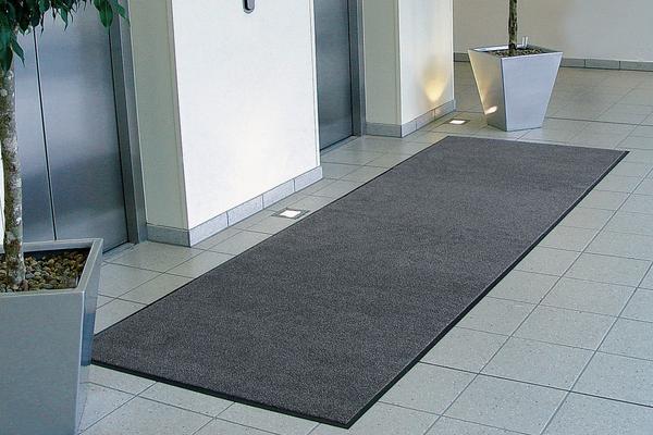 Multiclean: Les tapis de propreté lavables MULTICLEAN, destinés à toutes les zones à forte fréquentation telles que les entrées, les réceptions ou les escaliers, garantissent un niveau de propreté élevé.